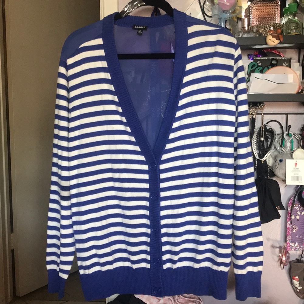 Adorable Torrid V-Neck 5 button cardigan